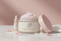 UN COUVERCLE ROSE ET LA CREME DOIT ETRE ROSE A L'INTERIEUR